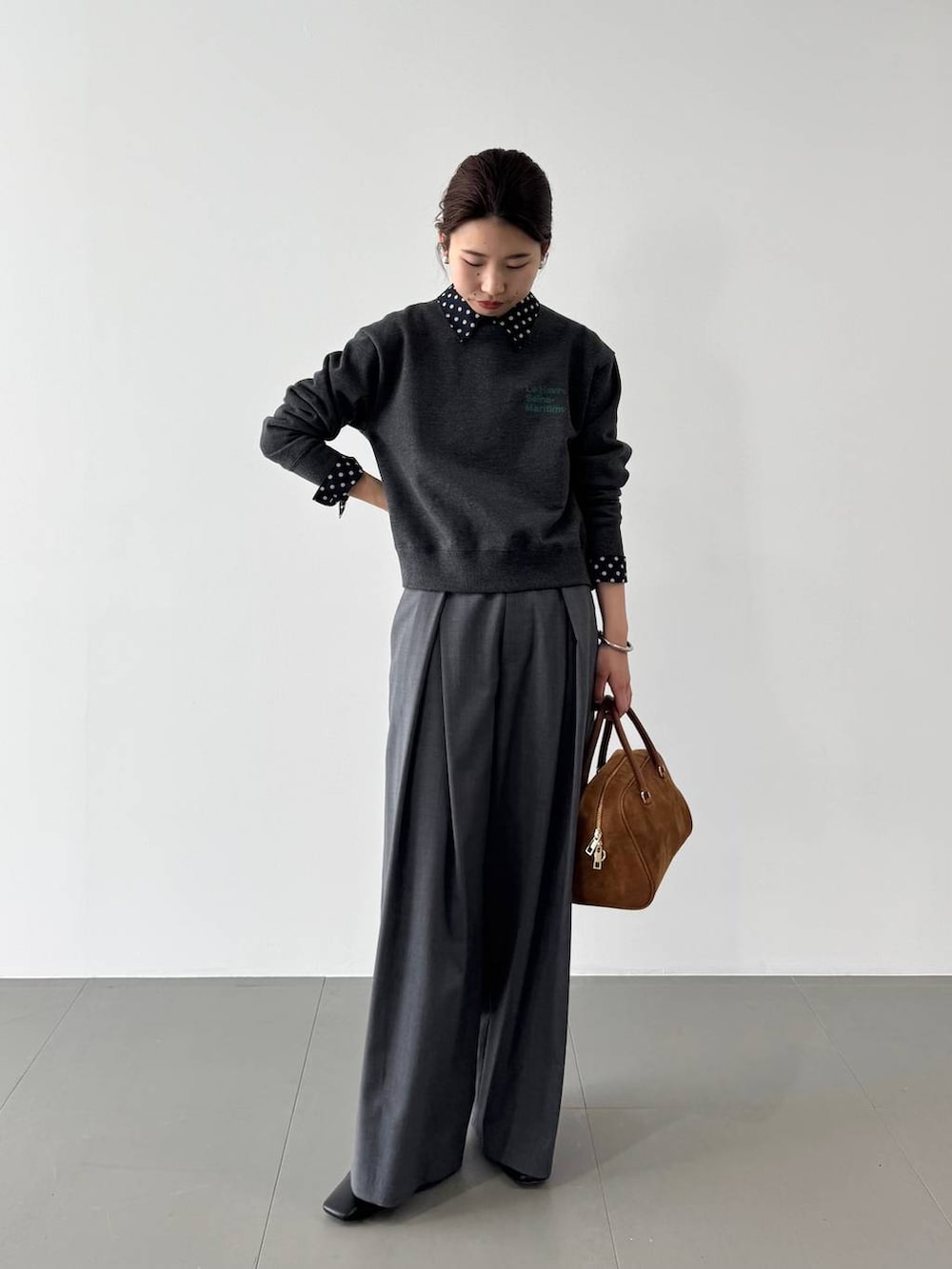 グレー系のその他パンツ、ブルー系のシャツ/ブラウス、イエロー系のボストンバッグを着用したレディースの冬コーディネートの9枚目の写真