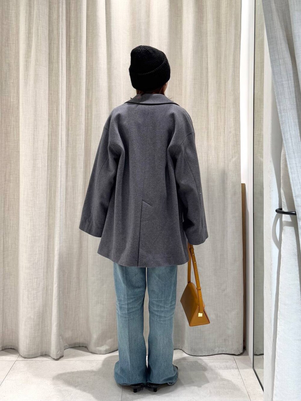 ブラック系のTシャツ/カットソー、グレー系のテーラードジャケット、ブルー系のカーディガン/ボレロを着用したレディースの冬コーディネートの7枚目の写真