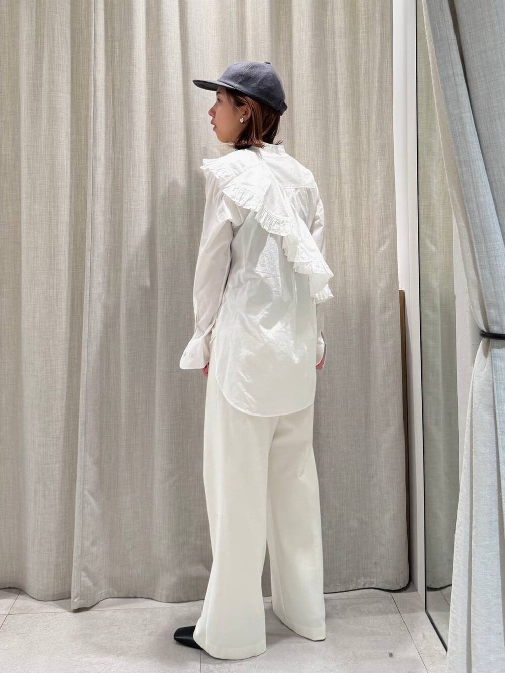 ホワイト系のその他パンツ、ホワイト系のシャツ/ブラウス、グレー系のキャップを着用したレディースの冬コーディネートの7枚目の写真