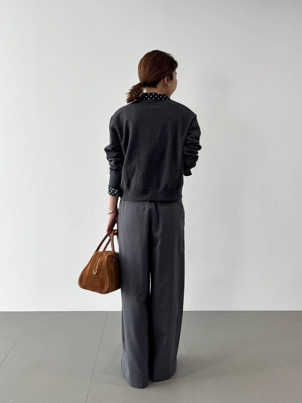 グレー系のその他パンツ、ブルー系のシャツ/ブラウス、グレー系のスウェットを着用したレディースの冬コーディネートの4枚目の写真