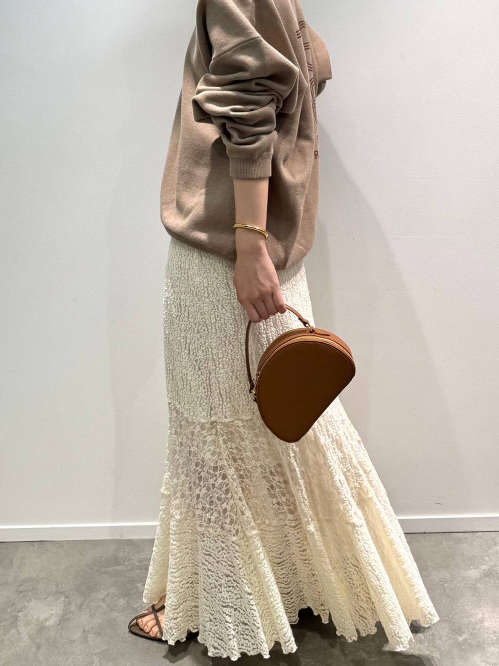 ベージュ系のサンダル、ホワイト系のスカート、イエロー系のハンドバッグを着用したレディースの夏コーディネートの7枚目の写真