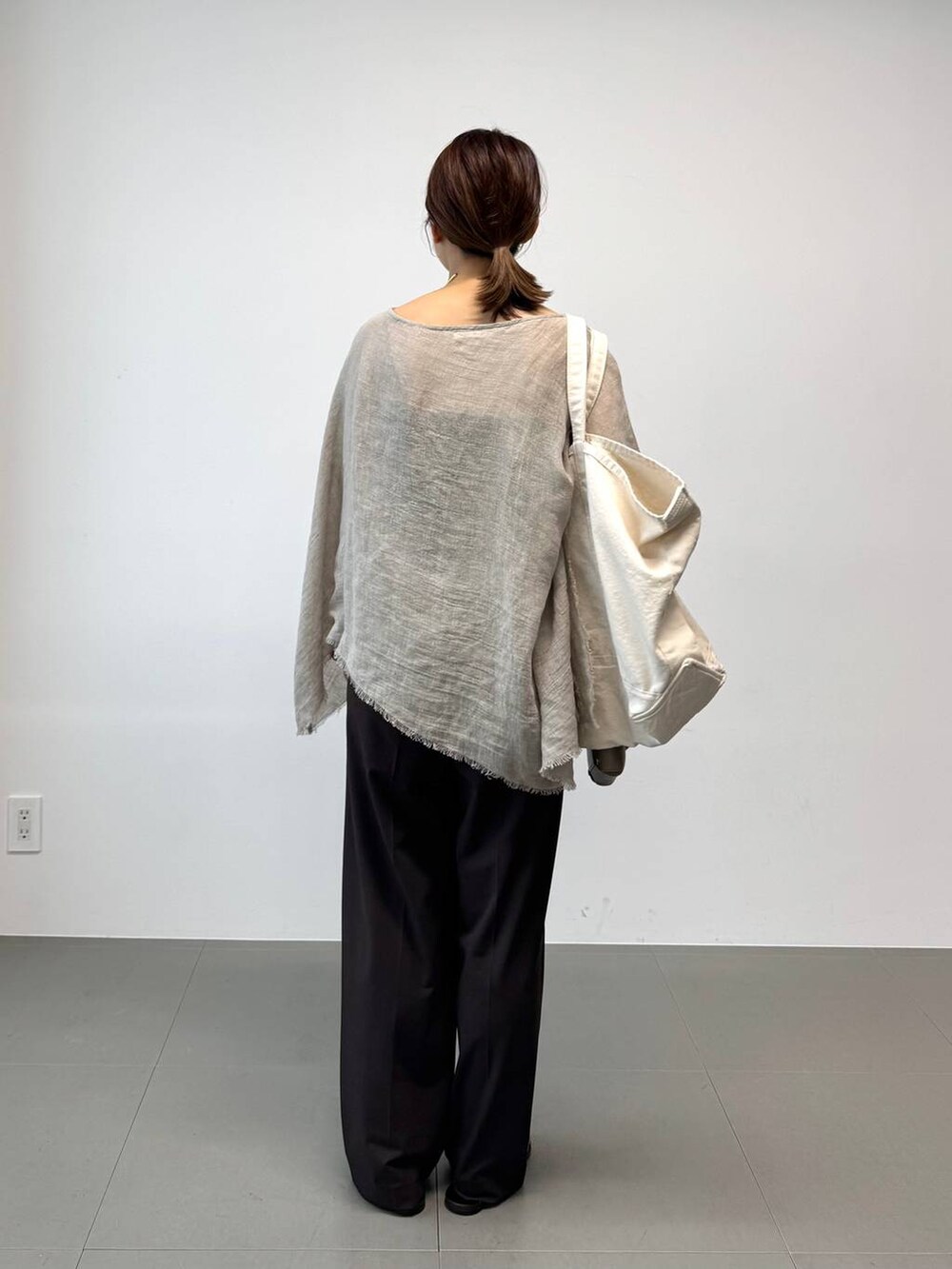 ブラウン系のサンダル、ホワイト系のトートバッグ、ベージュ系のその他トップスを着用したレディースの夏コーディネートの4枚目の写真