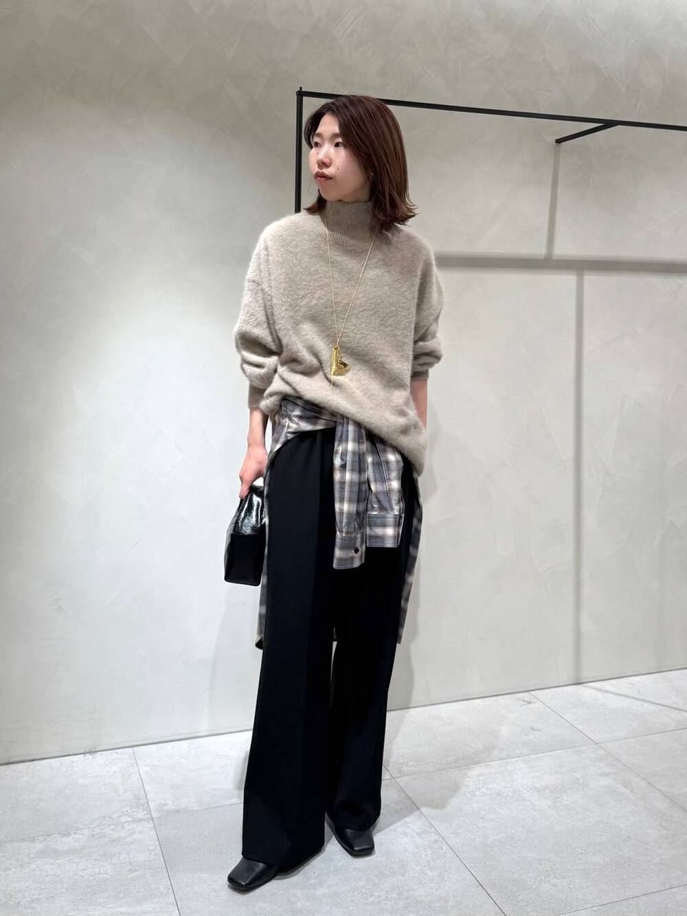 ベージュ系のシャツ/ブラウス、ブラック系のその他パンツ、ブラウン系のニット/セーターを着用したレディースの冬コーディネートの3枚目の写真