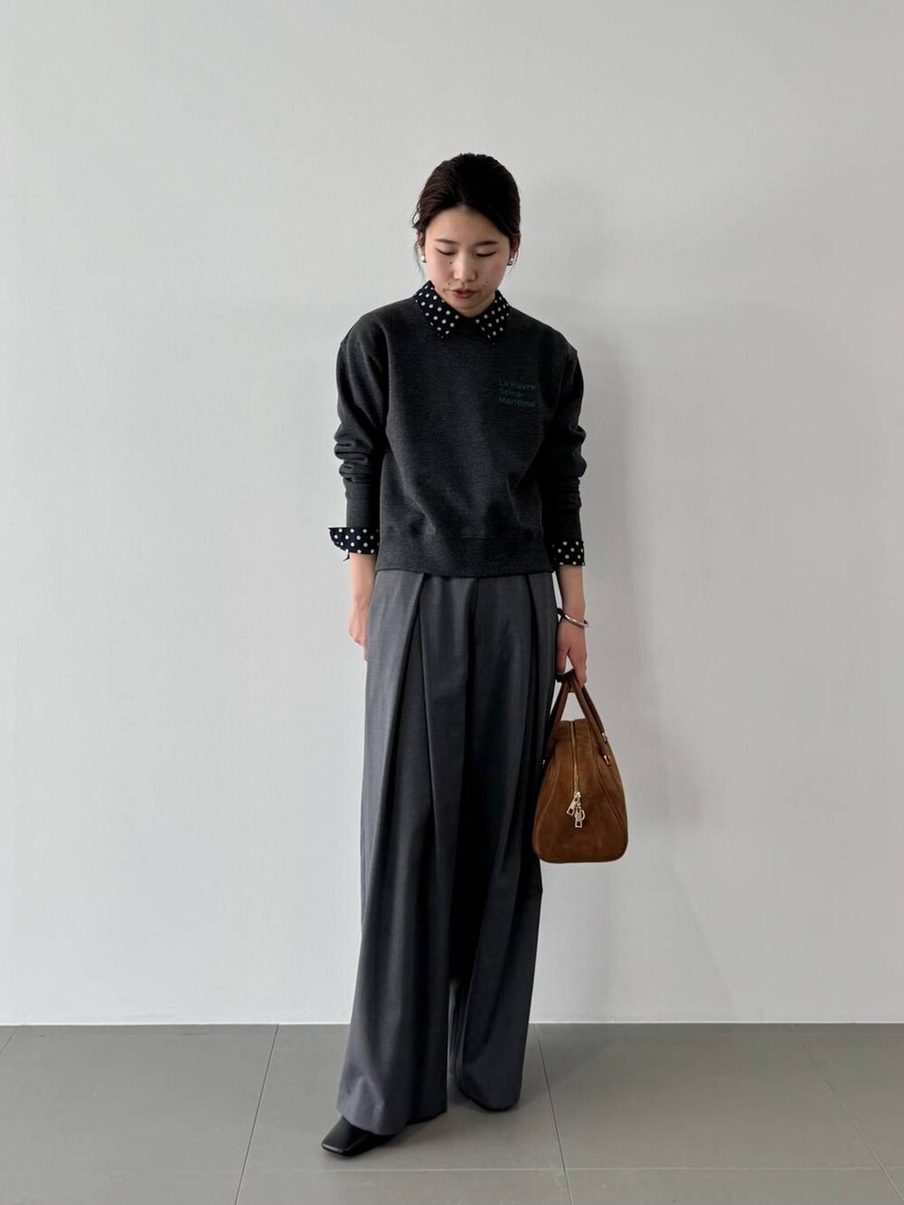 グレー系のその他パンツ、ブルー系のシャツ/ブラウス、グレー系のスウェットを着用したレディースの冬コーディネートの7枚目の写真