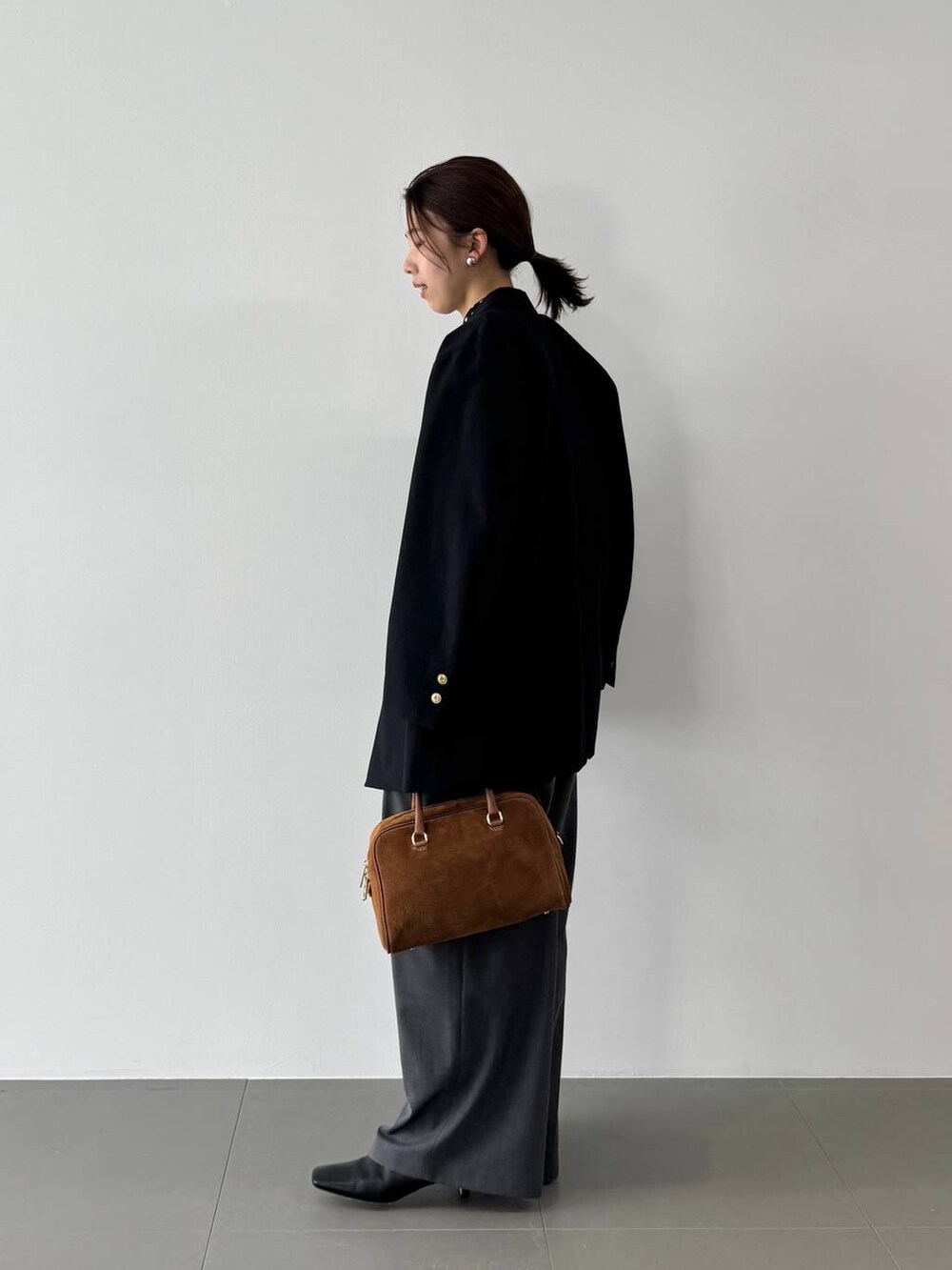 グレー系のその他パンツ、ブルー系のシャツ/ブラウス、ブルー系のテーラードジャケットを着用したレディースの冬コーディネートの4枚目の写真