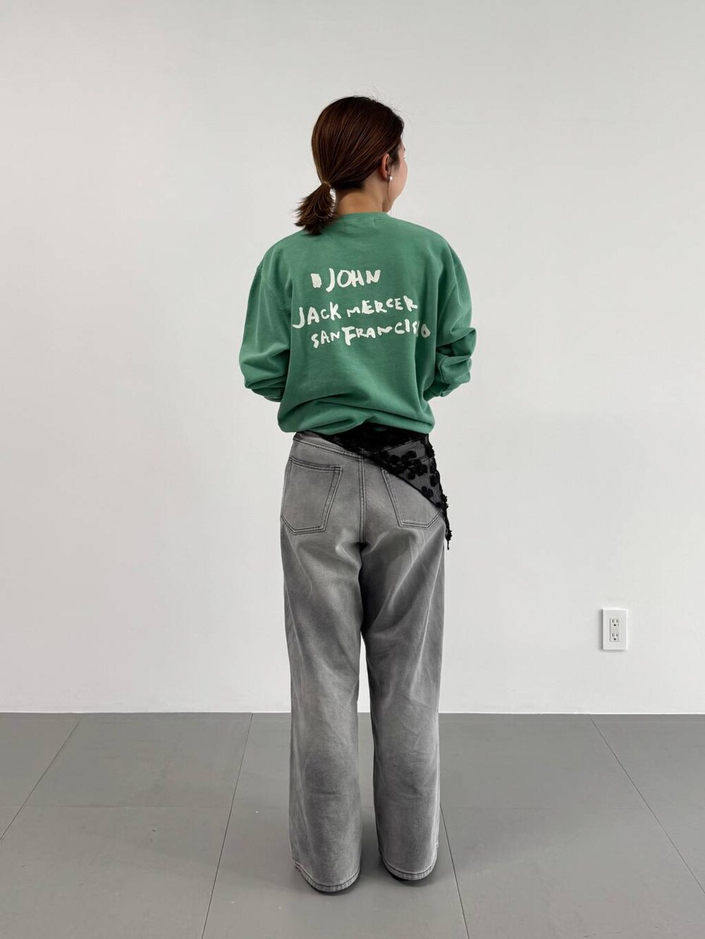 グレー系のデニムパンツ、ブラック系のパンプス、ブラック系のノーカラージャケットを着用したレディースの冬コーディネートの9枚目の写真