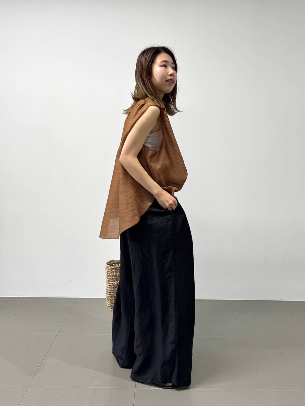 ベージュ系のかごバッグ、ブラウン系のシャツ/ブラウス、ブラック系のその他パンツを着用したレディースの夏コーディネートの7枚目の写真