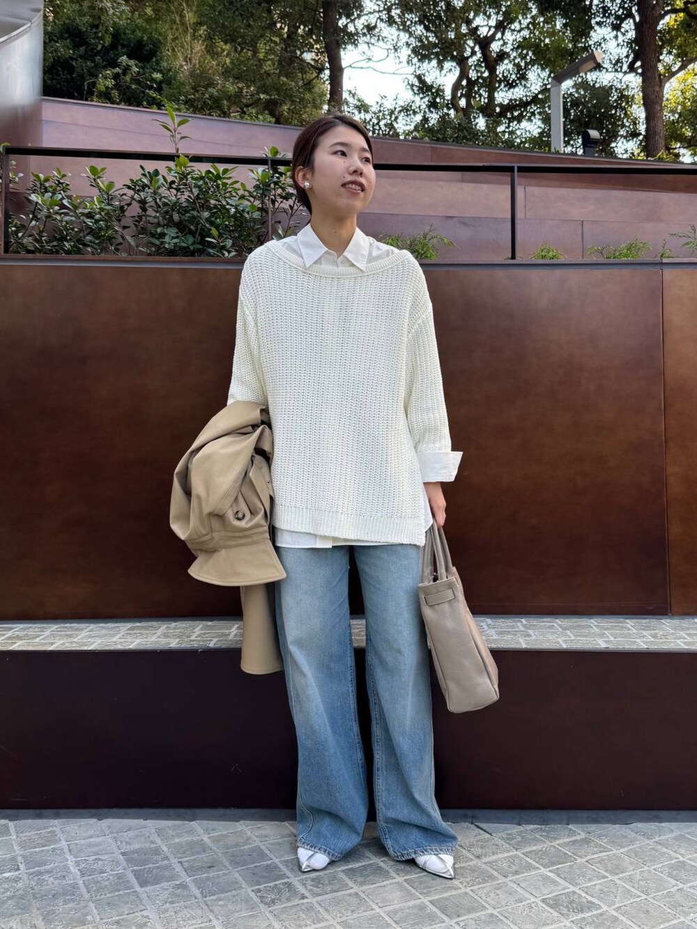 ブルー系のデニムパンツ、ホワイト系のニット/セーター、ホワイト系のシャツ/ブラウスを着用したレディースの春コーディネートの5枚目の写真