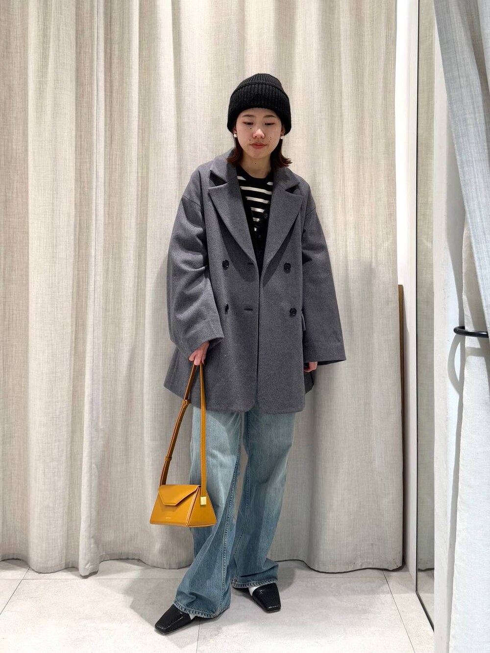 ブラック系のTシャツ/カットソー、グレー系のテーラードジャケット、ブルー系のカーディガン/ボレロを着用したレディースの冬コーディネートの4枚目の写真