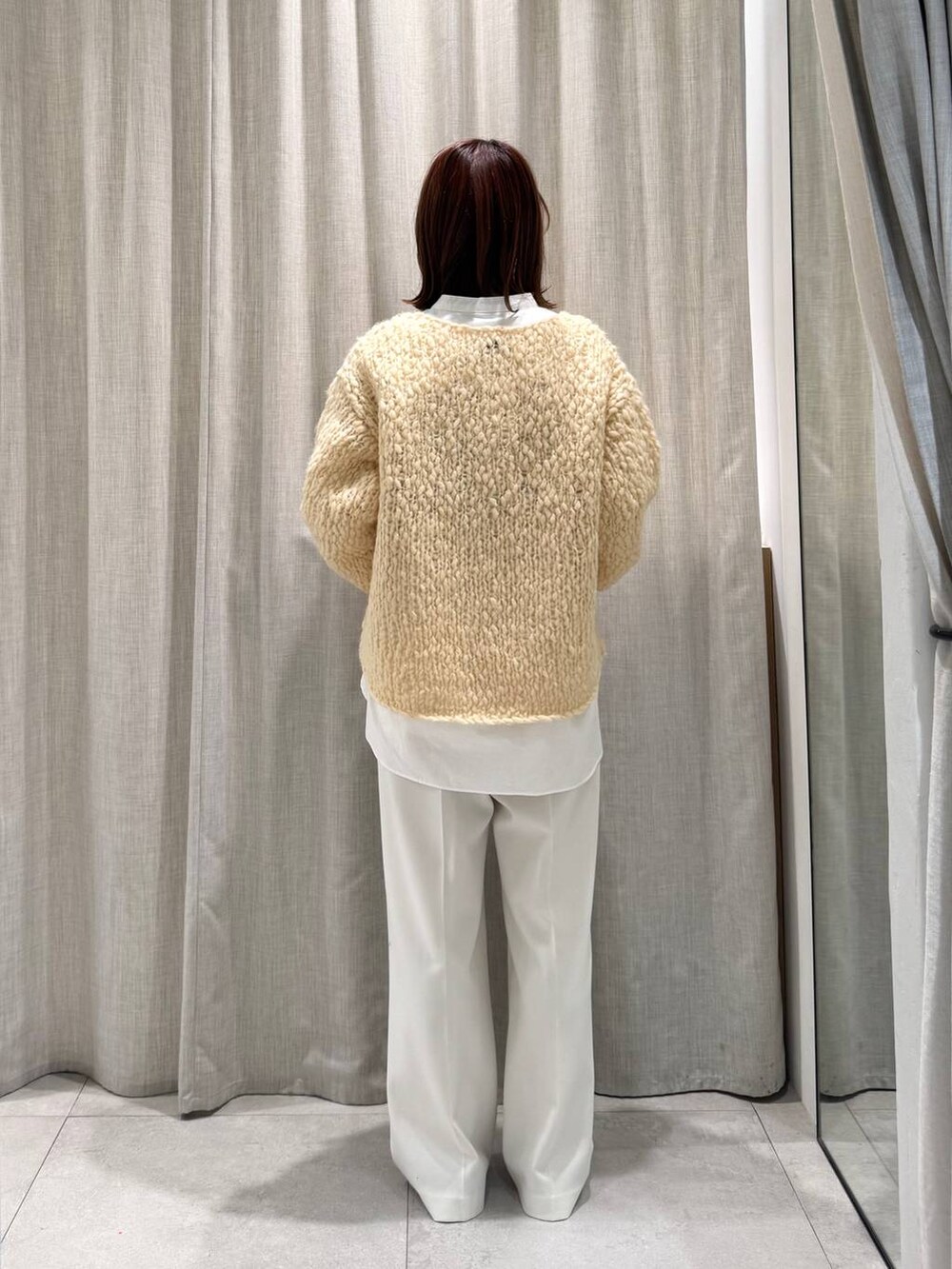 ホワイト系のその他パンツ、ホワイト系のシャツ/ブラウス、ベージュ系のニット/セーターを着用したレディースの冬コーディネートの10枚目の写真