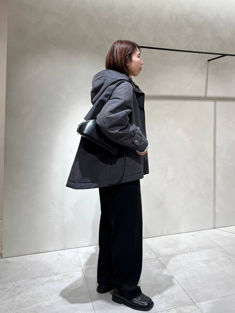 ホワイト系のTシャツ/カットソー、グレー系のその他アウター、ブラック系のその他パンツを着用したレディースの冬コーディネートの4枚目の写真