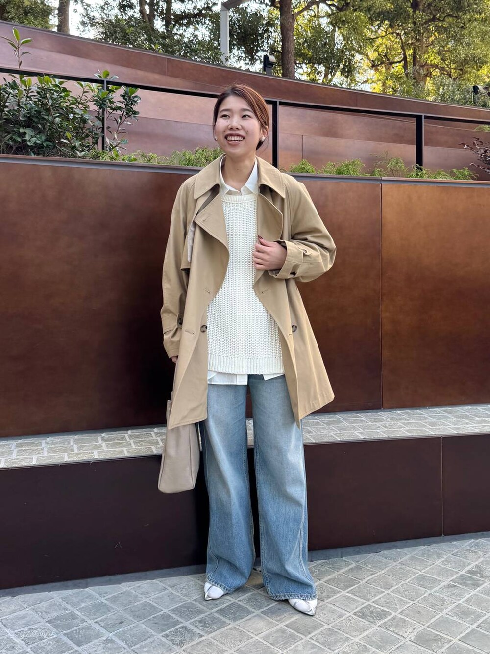 ブルー系のデニムパンツ、ホワイト系のニット/セーター、ホワイト系のシャツ/ブラウスを着用したレディースの春コーディネートの8枚目の写真