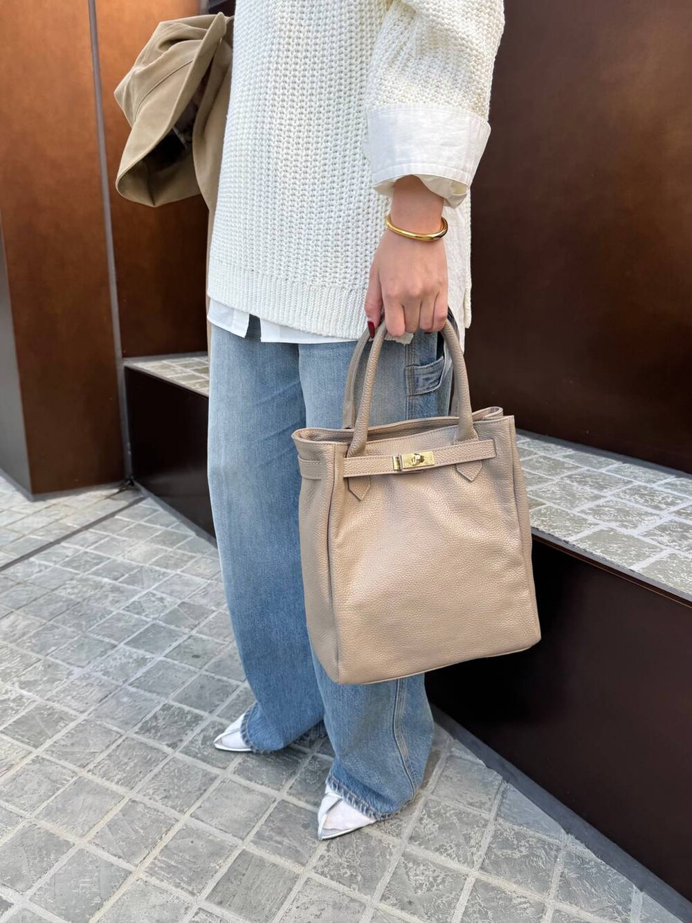 ブルー系のデニムパンツ、ホワイト系のニット/セーター、ホワイト系のシャツ/ブラウスを着用したレディースの春コーディネートの9枚目の写真