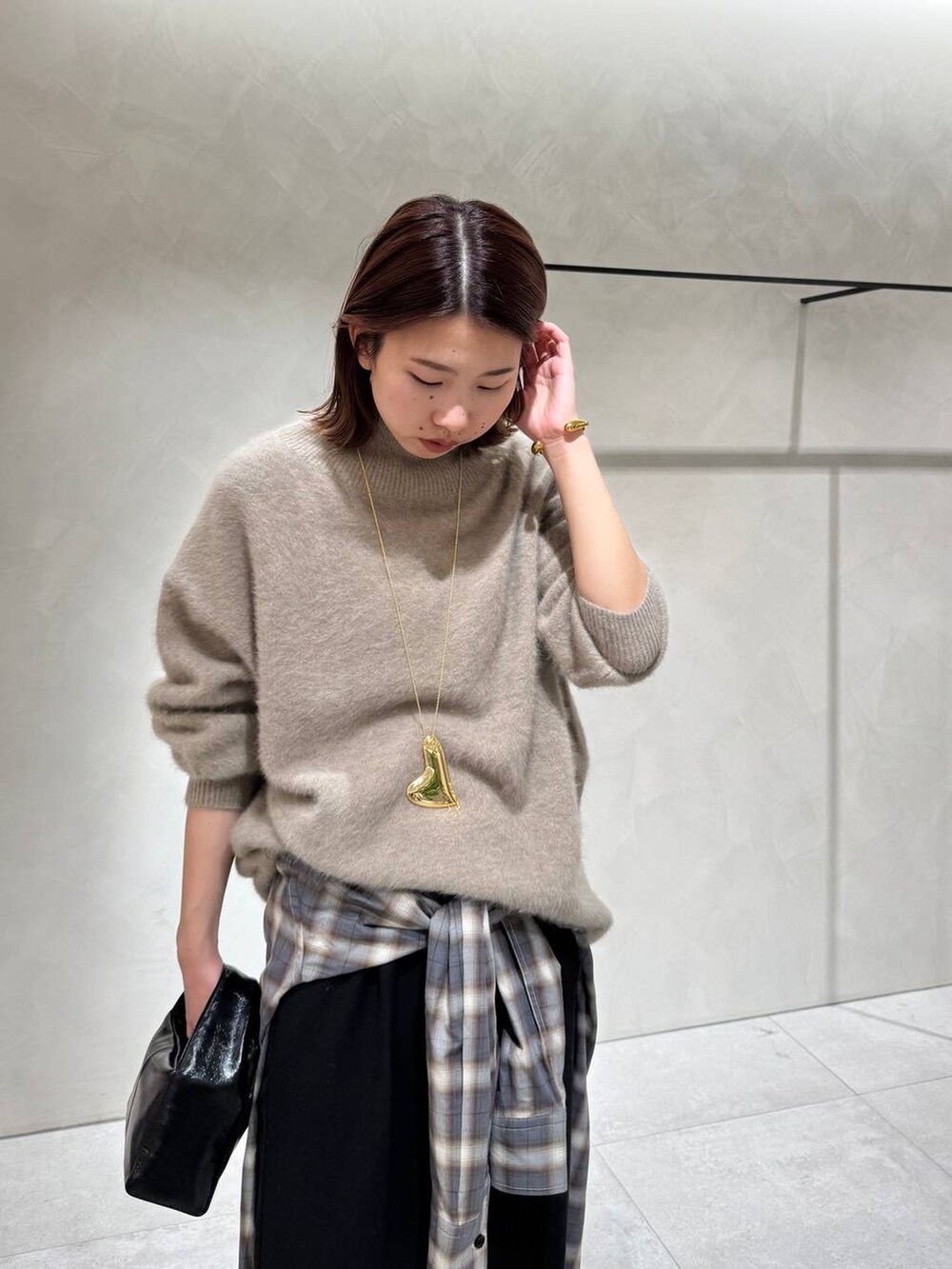 ベージュ系のシャツ/ブラウス、ブラック系のその他パンツ、ブラウン系のニット/セーターを着用したレディースの冬コーディネートの8枚目の写真