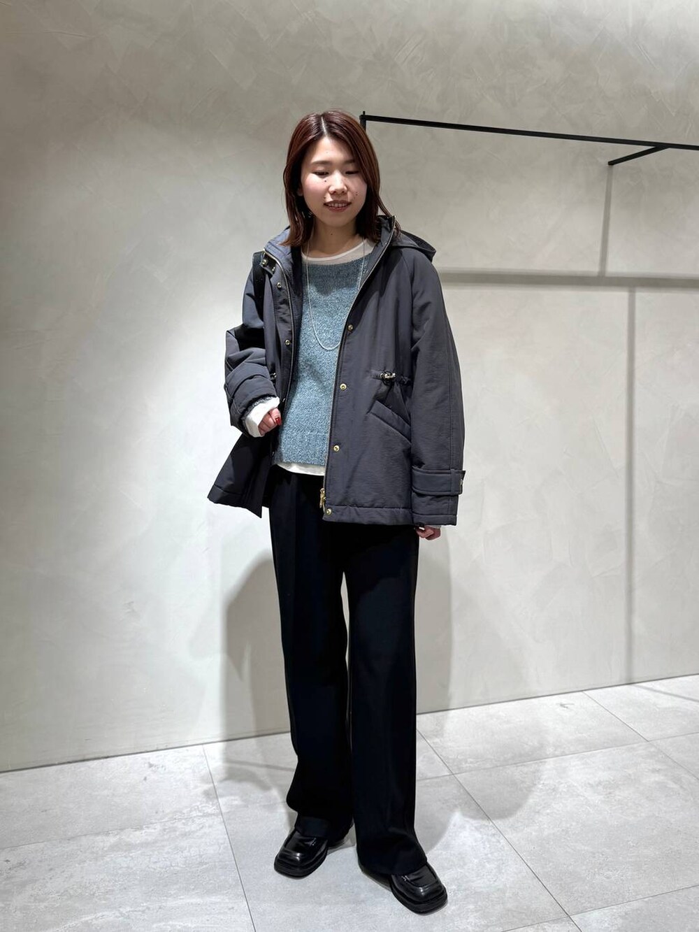 ホワイト系のTシャツ/カットソー、ブラック系のその他パンツ、ブラック系のショルダーバッグを着用したレディースの冬コーディネートの7枚目の写真