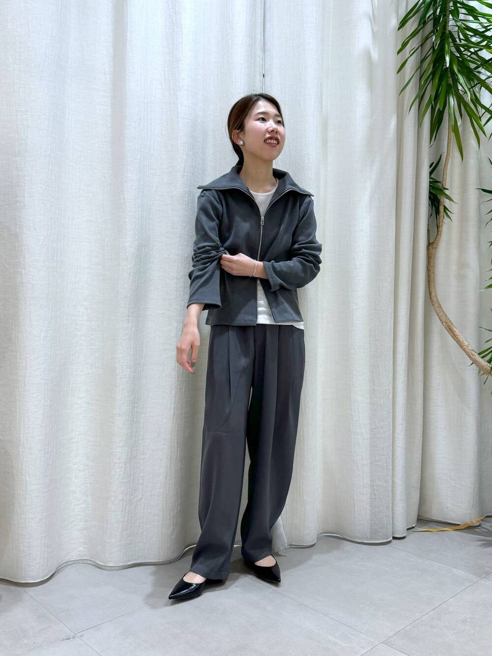 その他のチェスターコート、グレー系のTシャツ/カットソー、グレー系のその他パンツを着用したレディースの秋コーディネートの7枚目の写真