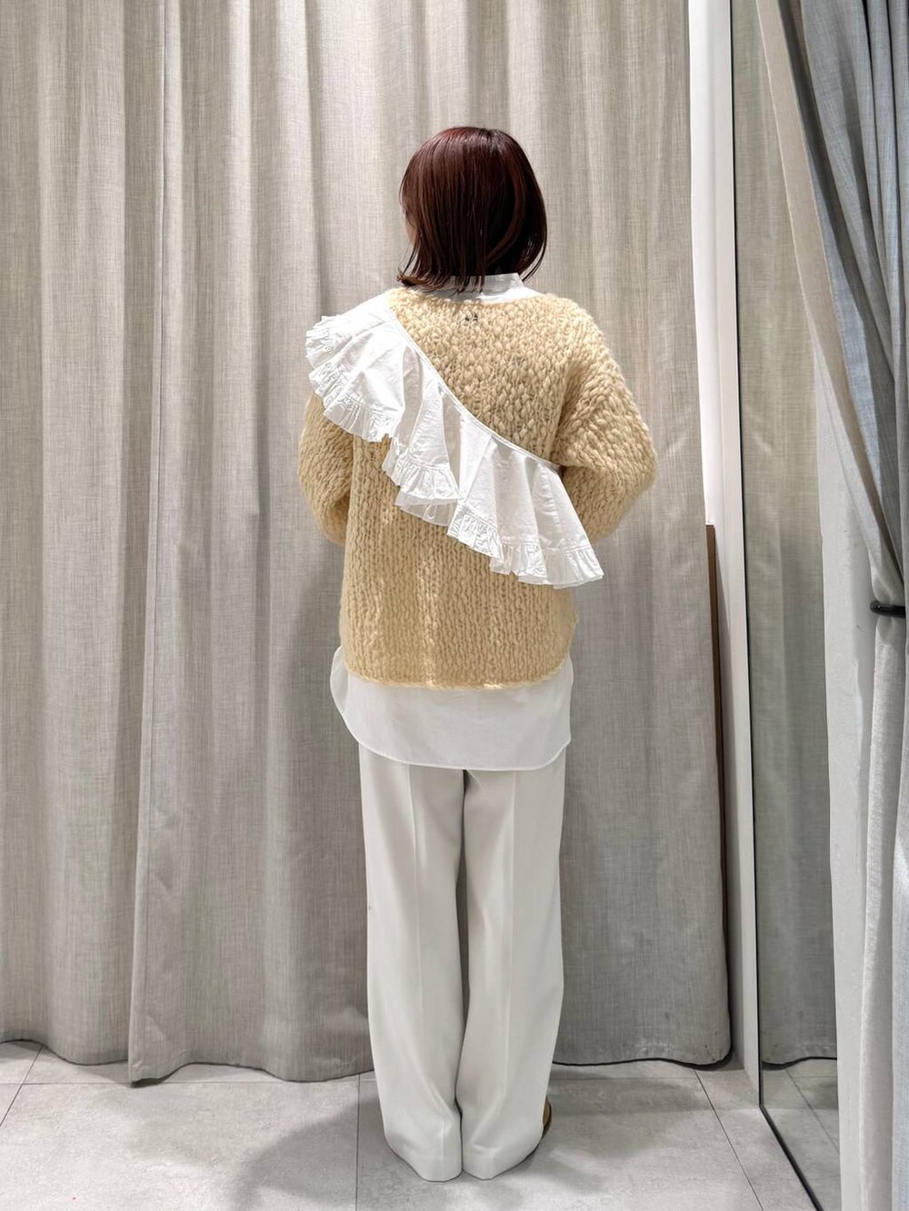 ホワイト系のその他パンツ、ホワイト系のシャツ/ブラウス、ベージュ系のニット/セーターを着用したレディースの冬コーディネートの6枚目の写真