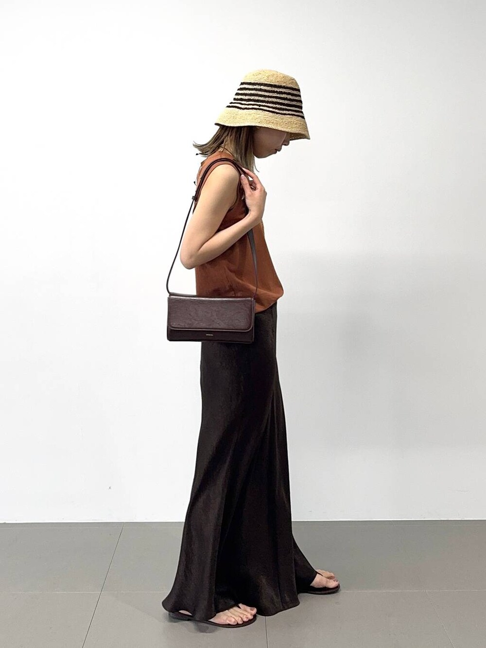 ブラウン系のサンダル、ブラウン系のスカート、ブラウン系のタンクトップを着用したレディースの春コーディネートの3枚目の写真