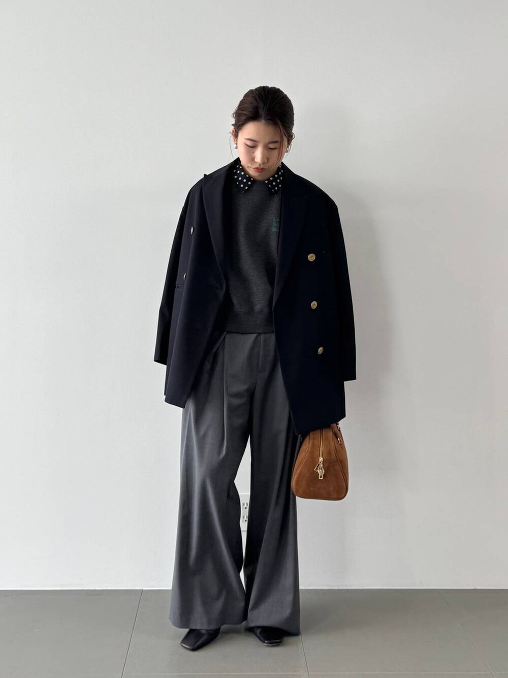 グレー系のその他パンツ、ブルー系のシャツ/ブラウス、ブルー系のテーラードジャケットを着用したレディースの冬コーディネートの2枚目の写真