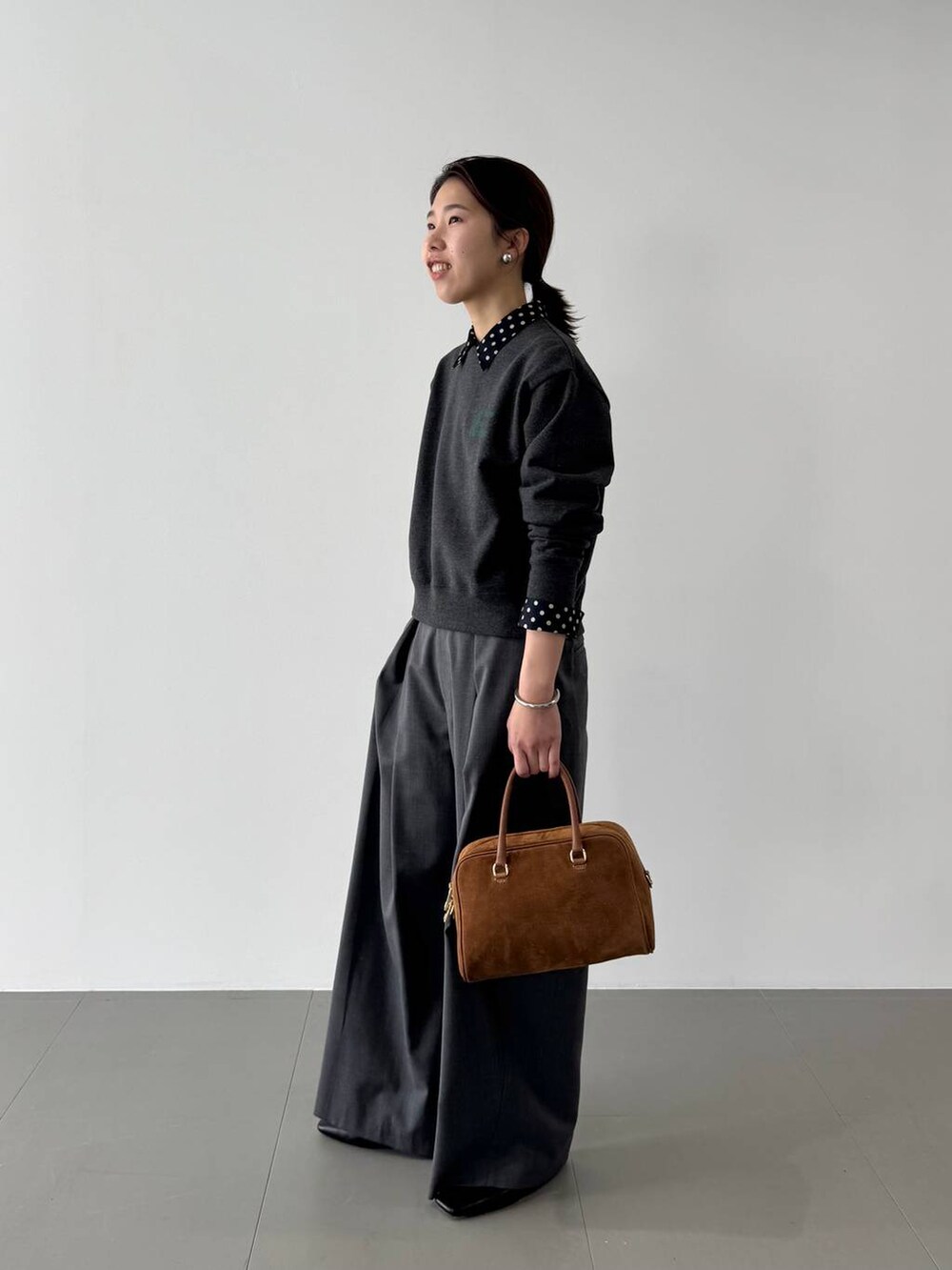 グレー系のその他パンツ、ブルー系のシャツ/ブラウス、グレー系のスウェットを着用したレディースの冬コーディネートの3枚目の写真