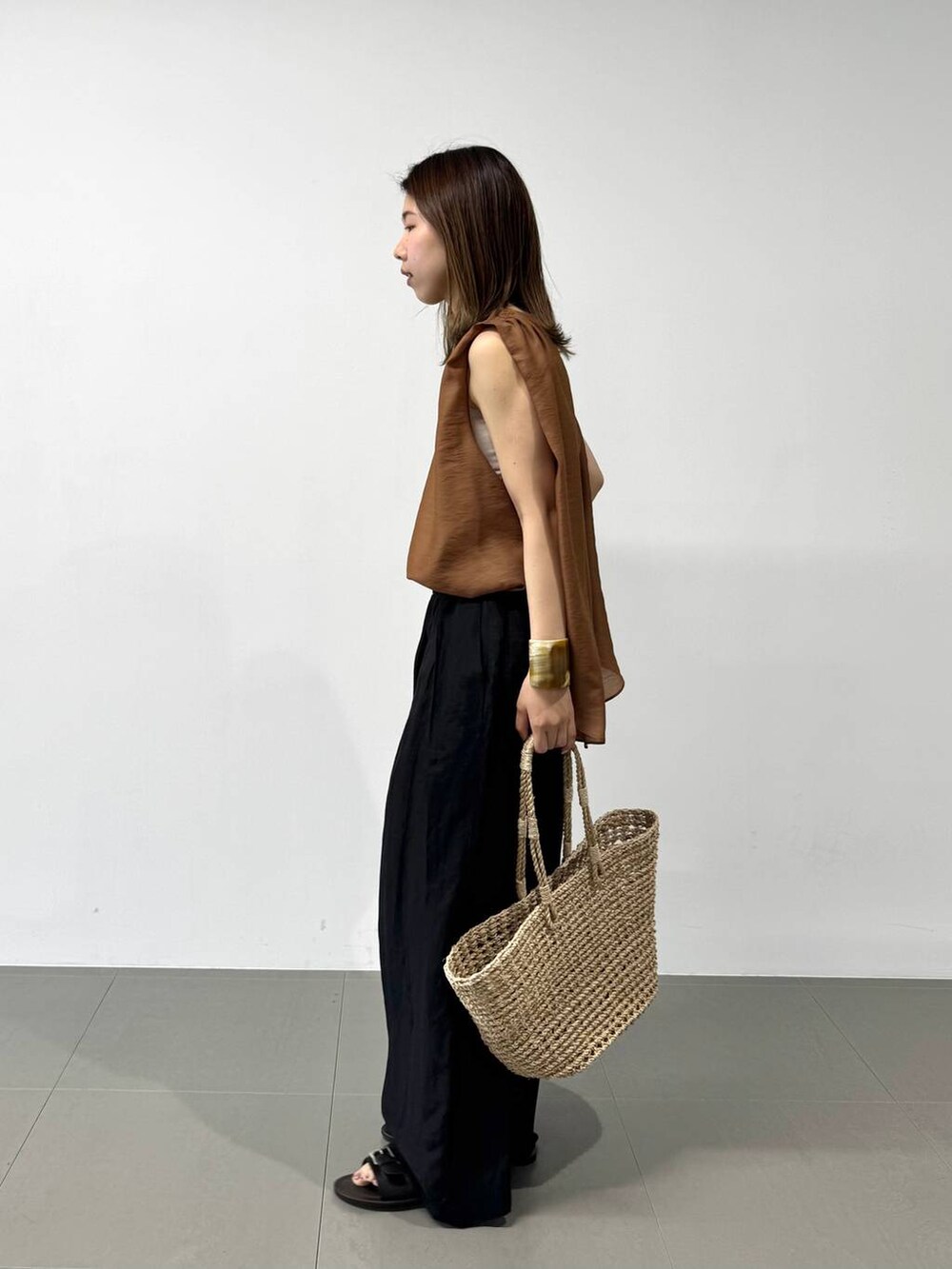 ベージュ系のかごバッグ、ブラウン系のシャツ/ブラウス、ブラック系のその他パンツを着用したレディースの夏コーディネートの9枚目の写真