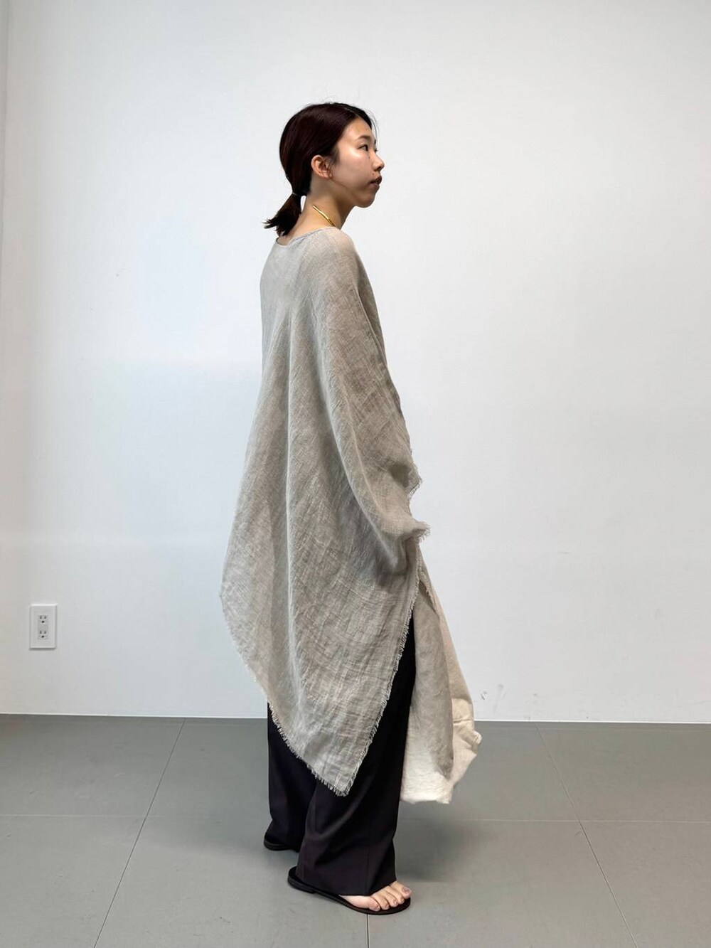 ブラウン系のサンダル、ホワイト系のトートバッグ、ベージュ系のその他トップスを着用したレディースの夏コーディネートの7枚目の写真