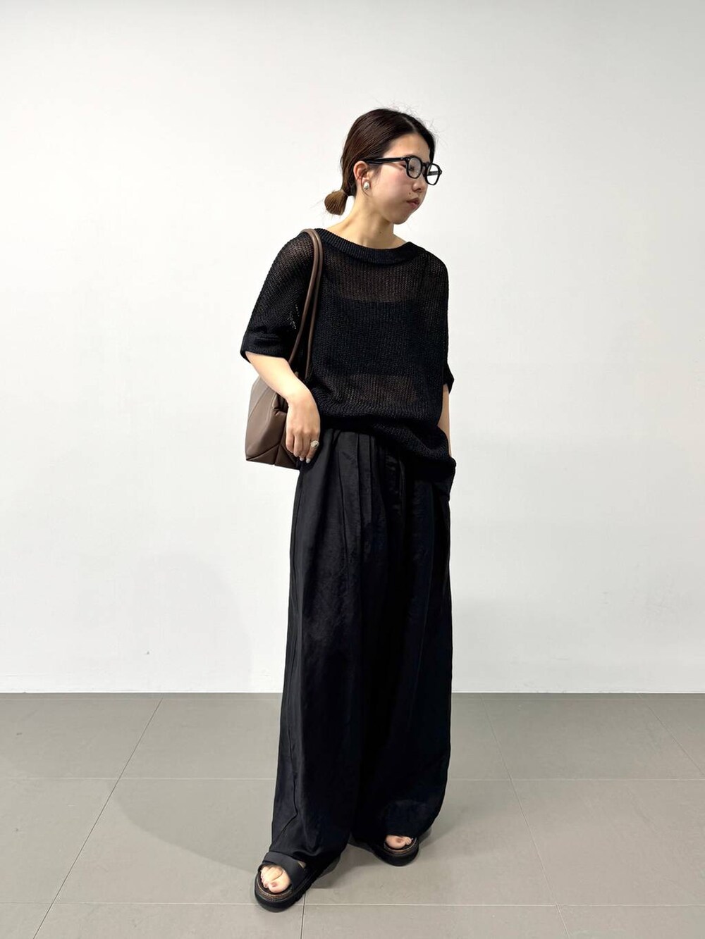 ブラック系のその他パンツ、ベージュ系のショルダーバッグ、ブラック系のTシャツ/カットソーを着用したレディースの夏コーディネートの5枚目の写真