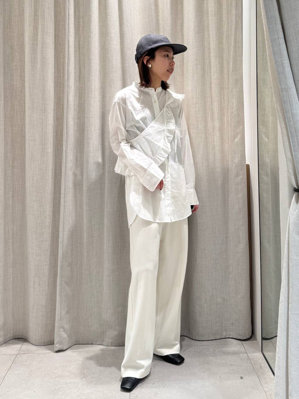 ホワイト系のその他パンツ、ホワイト系のシャツ/ブラウス、ブラック系のピーコートを着用したレディースの冬コーディネートの6枚目の写真