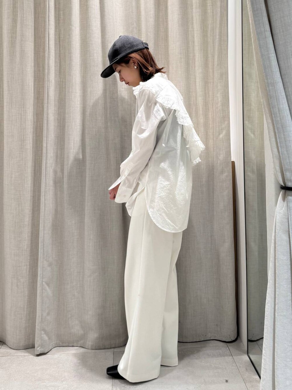 ホワイト系のその他パンツ、ホワイト系のシャツ/ブラウス、グレー系のキャップを着用したレディースの冬コーディネートの8枚目の写真