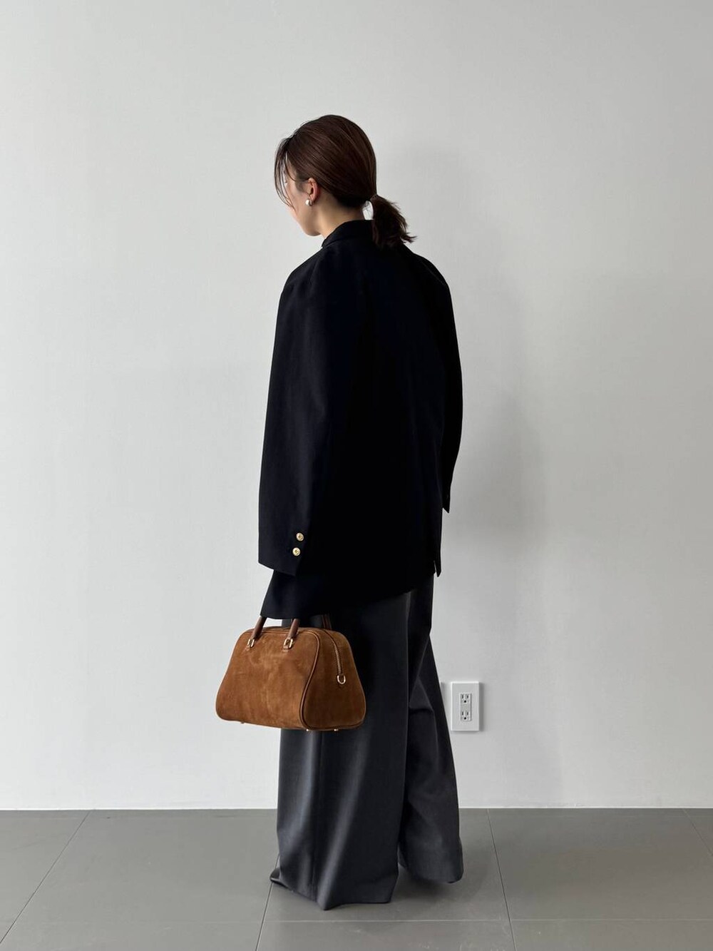 グレー系のその他パンツ、ブルー系のシャツ/ブラウス、グレー系のスウェットを着用したレディースの冬コーディネートの10枚目の写真