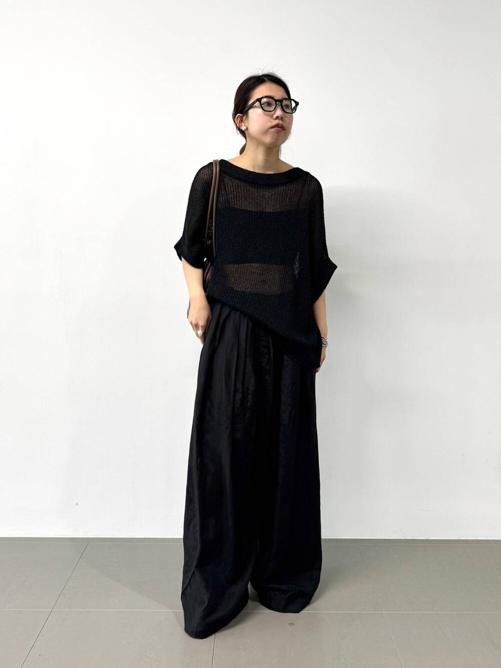 ブラック系のその他パンツ、ベージュ系のショルダーバッグ、ブラック系のTシャツ/カットソーを着用したレディースの夏コーディネートの2枚目の写真