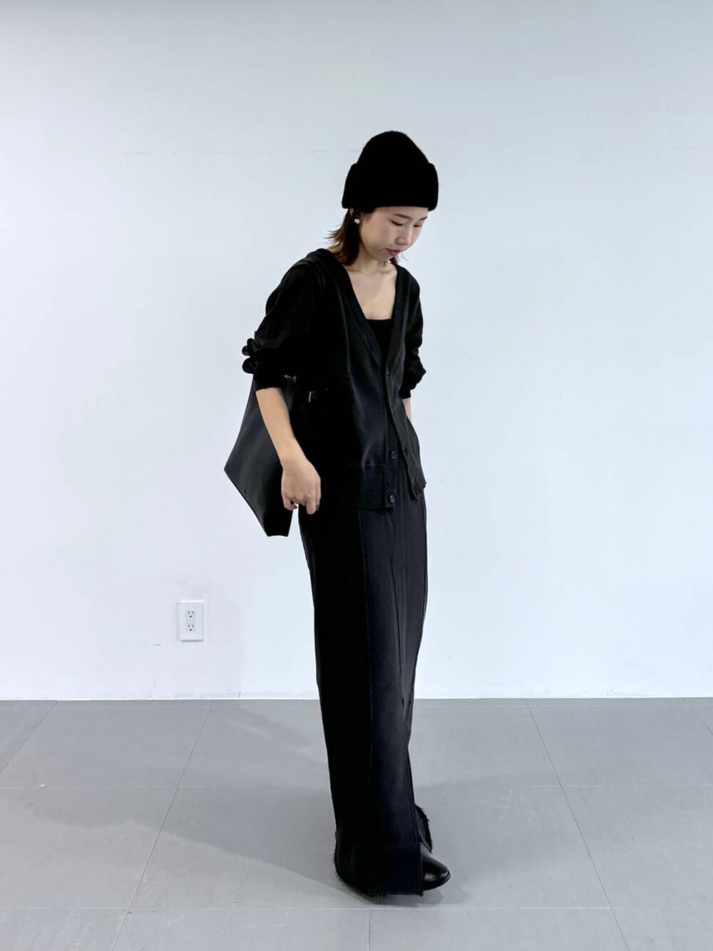 ブラック系のキャミソール、グレー系のスカート、グレー系のカーディガン/ボレロを着用したレディースの冬コーディネートの4枚目の写真