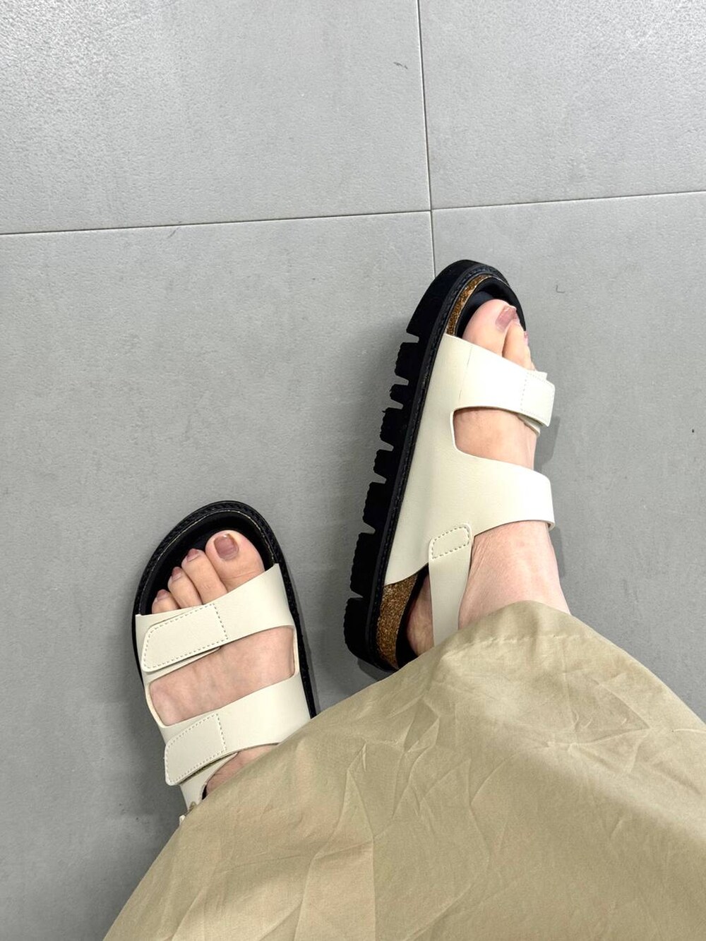 ベージュ系のトートバッグ、ホワイト系のタンクトップ、ベージュ系のワンピースを着用したレディースの夏コーディネートの9枚目の写真