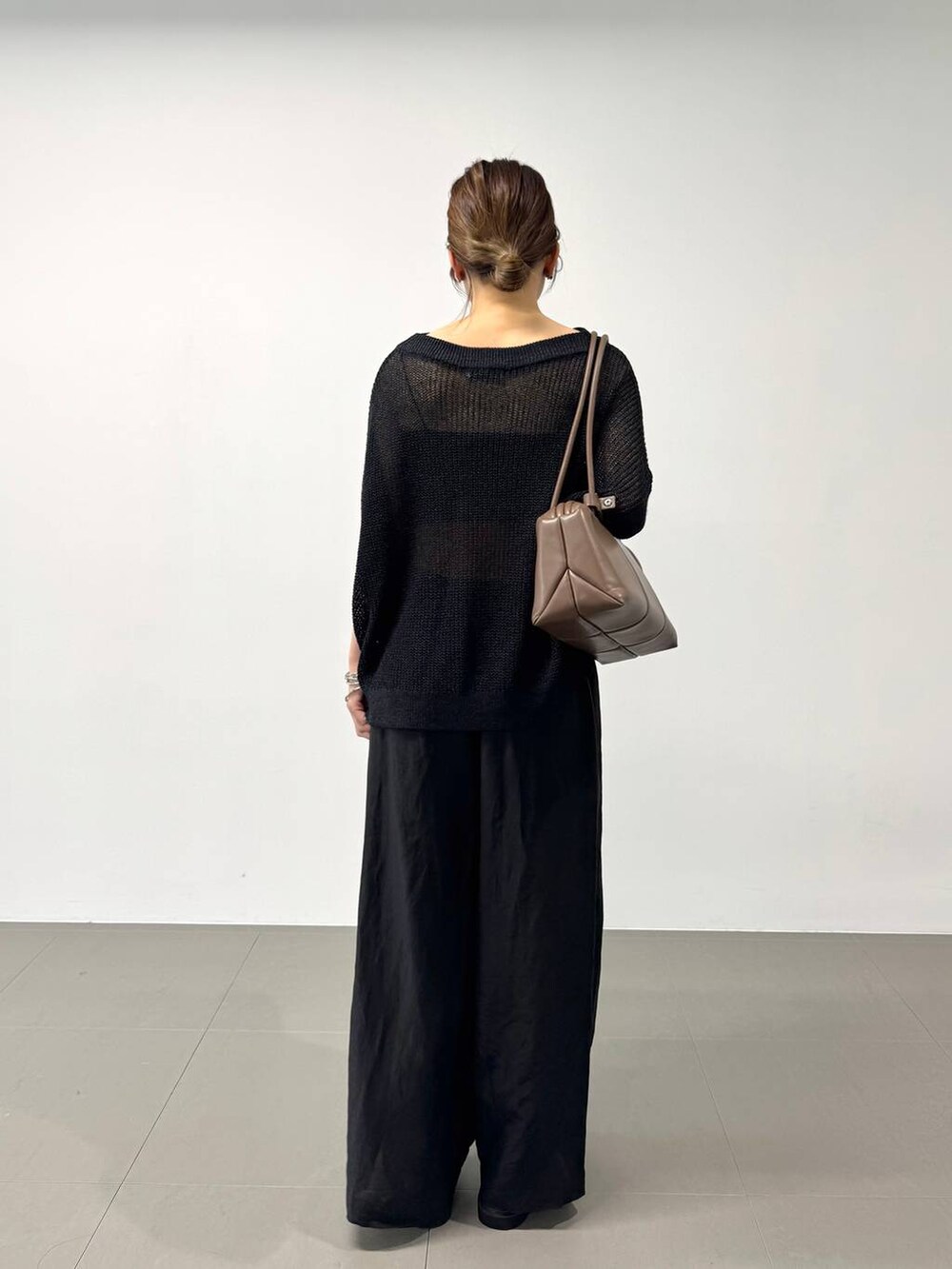 ブラック系のその他パンツ、ベージュ系のショルダーバッグ、ブラック系のTシャツ/カットソーを着用したレディースの夏コーディネートの7枚目の写真