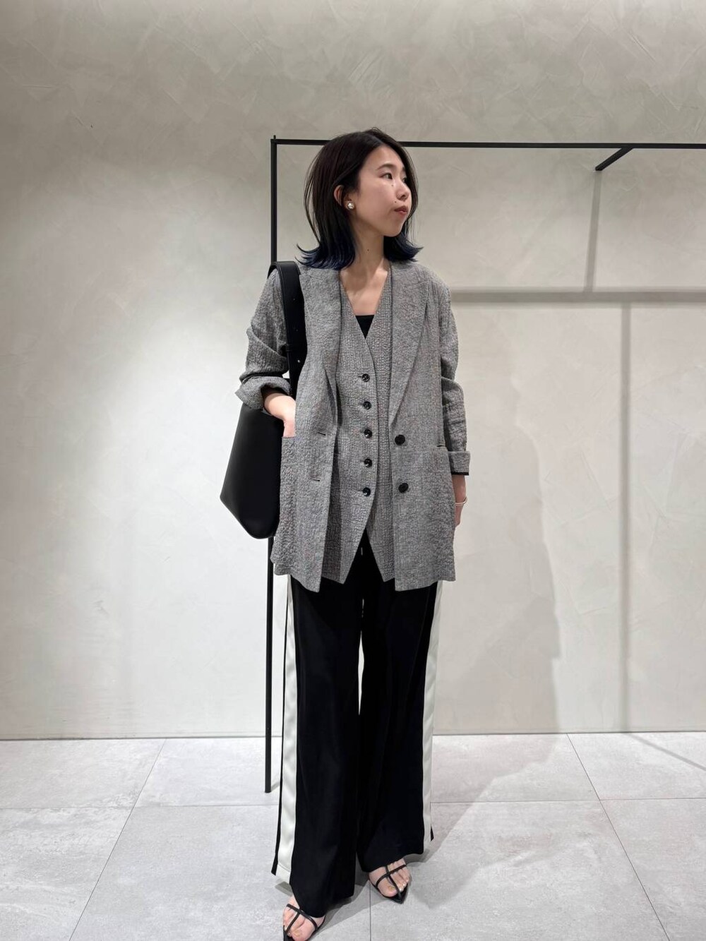 ブラック系のサンダル、ブラック系のその他パンツ、ブラック系のテーラードジャケットを着用したレディースの春コーディネートの2枚目の写真