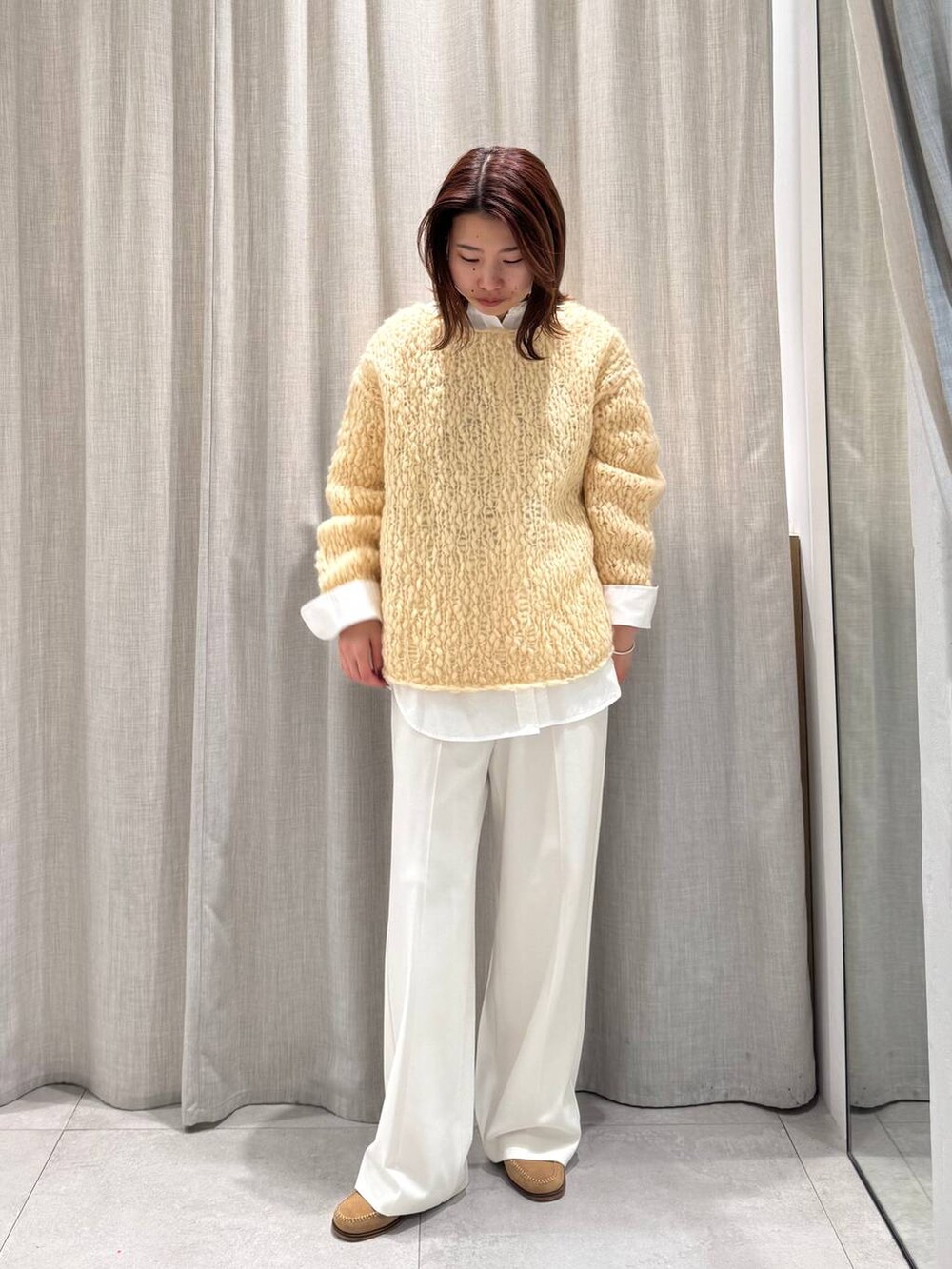 ホワイト系のその他パンツ、ホワイト系のシャツ/ブラウス、ベージュ系のニット/セーターを着用したレディースの冬コーディネートの8枚目の写真