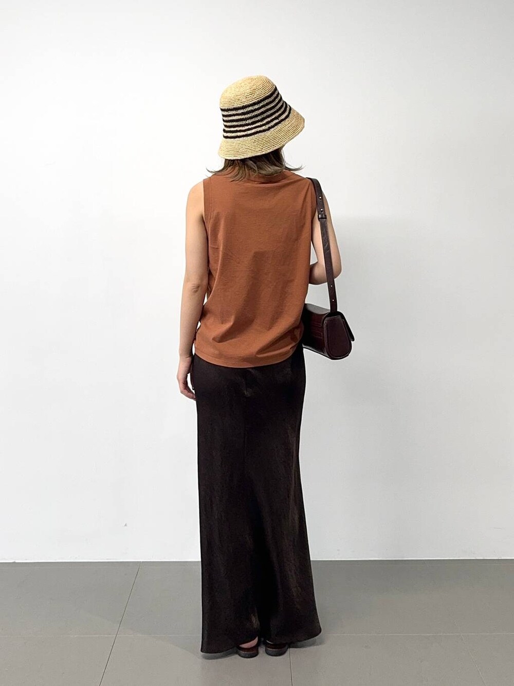 ブラウン系のサンダル、ブラウン系のスカート、ブラウン系のタンクトップを着用したレディースの春コーディネートの4枚目の写真