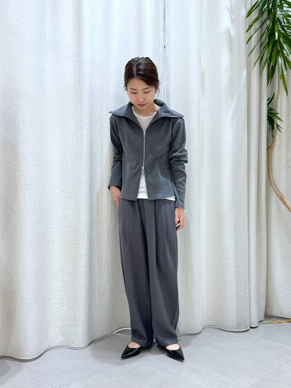 ホワイト系のTシャツ/カットソー、グレー系のTシャツ/カットソー、グレー系のその他パンツを着用したレディースの秋コーディネートの2枚目の写真