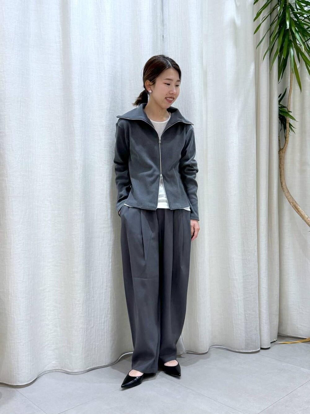 その他のチェスターコート、グレー系のTシャツ/カットソー、グレー系のその他パンツを着用したレディースの秋コーディネートの6枚目の写真