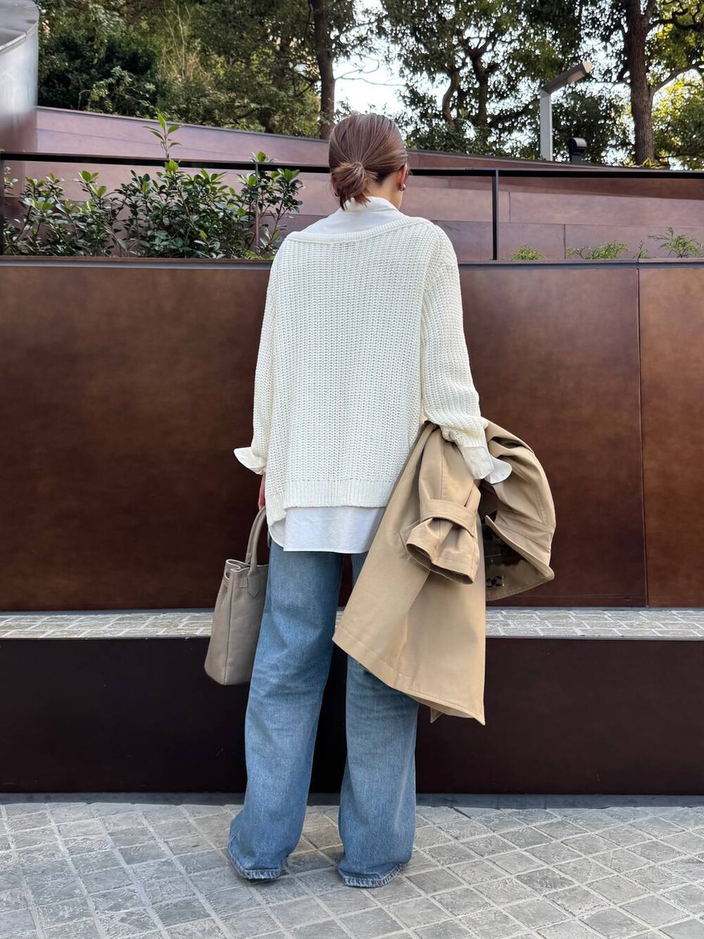 ブルー系のデニムパンツ、ホワイト系のニット/セーター、ホワイト系のシャツ/ブラウスを着用したレディースの春コーディネートの7枚目の写真