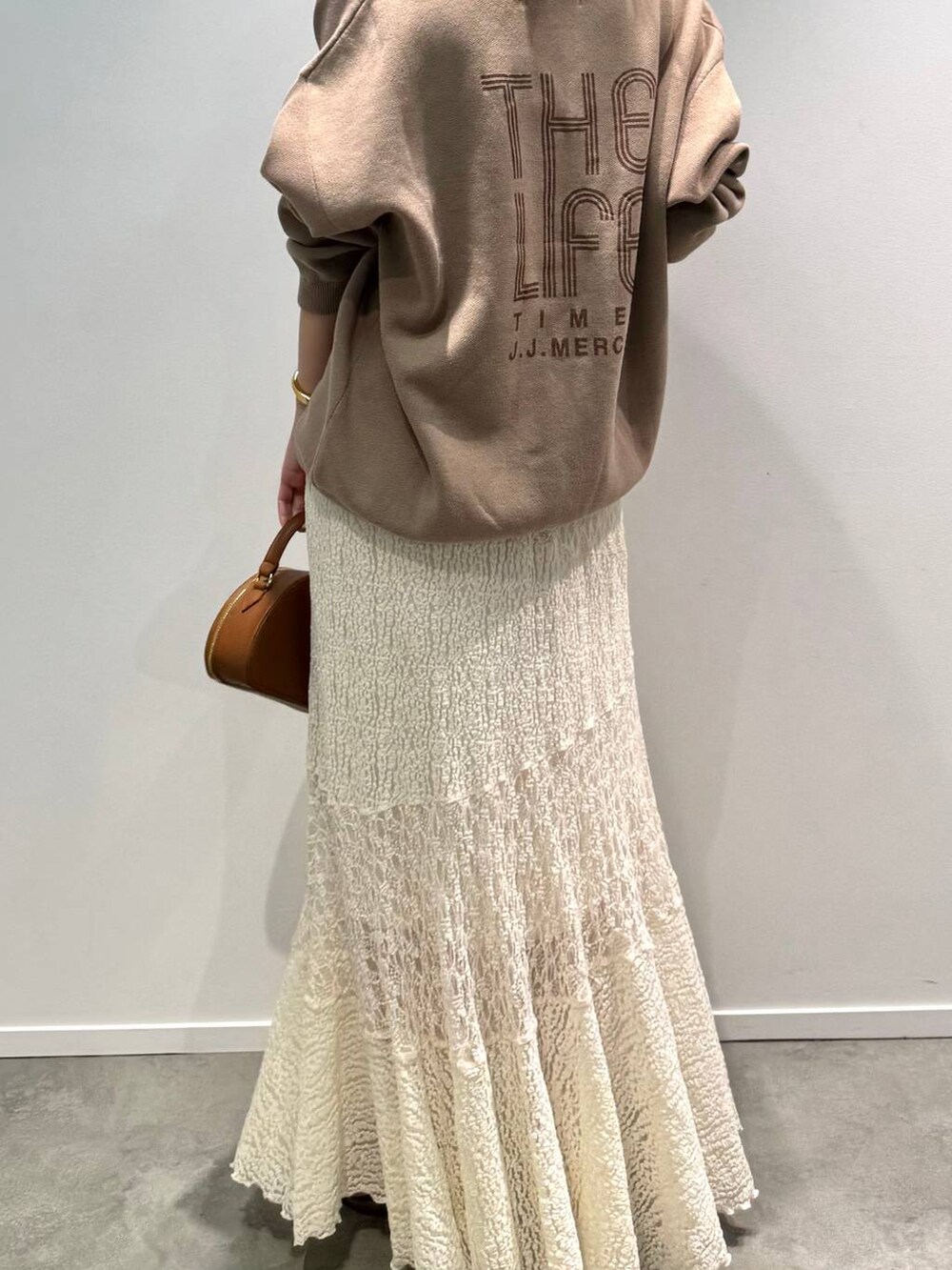 ベージュ系のサンダル、ホワイト系のスカート、イエロー系のハンドバッグを着用したレディースの夏コーディネートの8枚目の写真