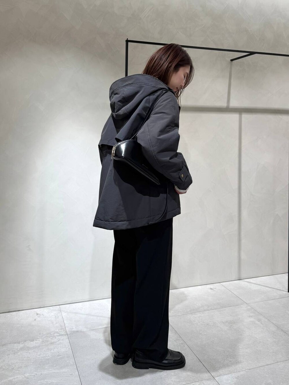 ホワイト系のTシャツ/カットソー、ブラック系のその他パンツ、ブラック系のショルダーバッグを着用したレディースの冬コーディネートの8枚目の写真