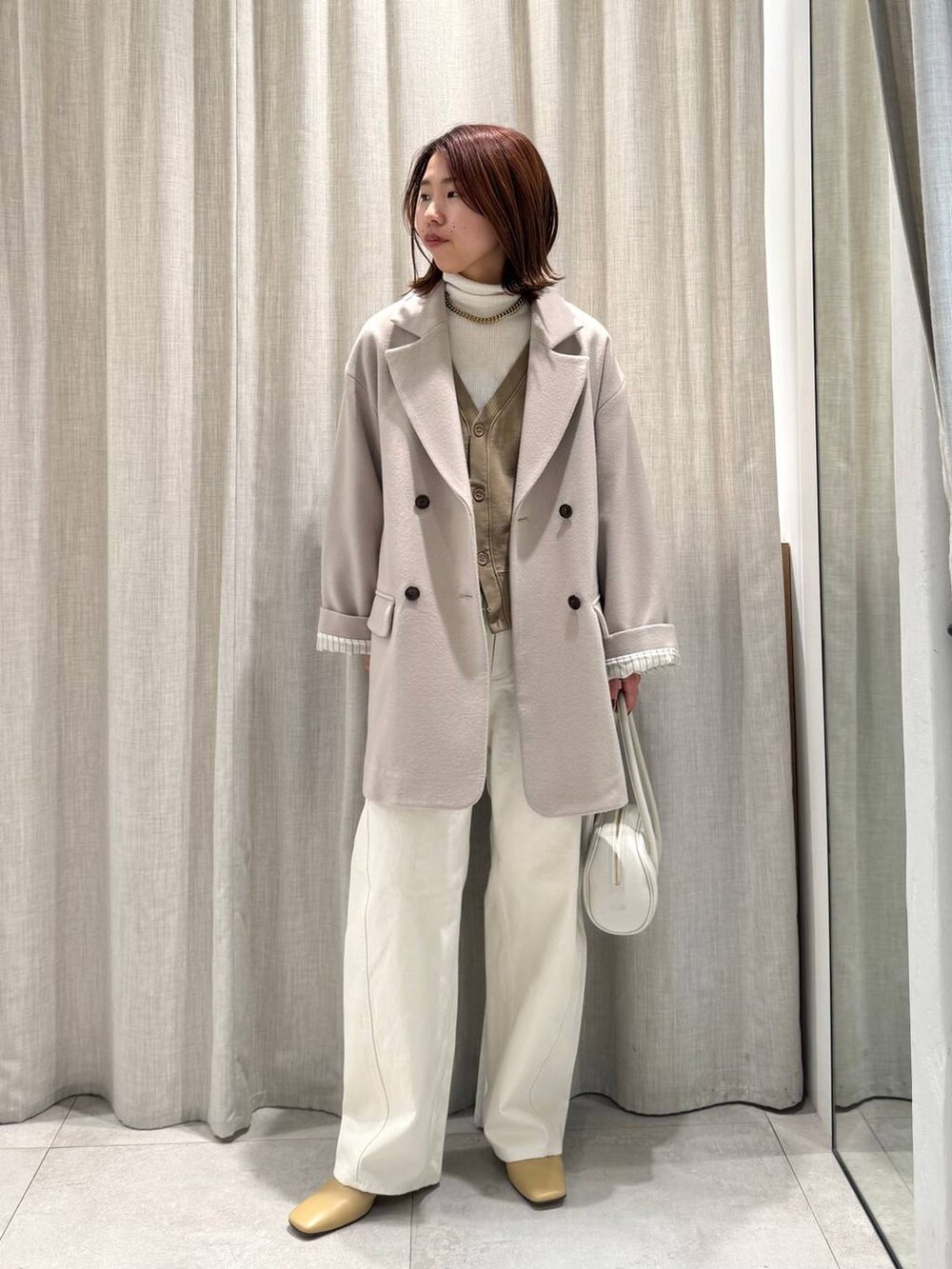 ホワイト系のニット/セーター、ホワイト系のその他パンツ、ベージュ系のカーディガン/ボレロを着用したレディースの冬コーディネートの8枚目の写真