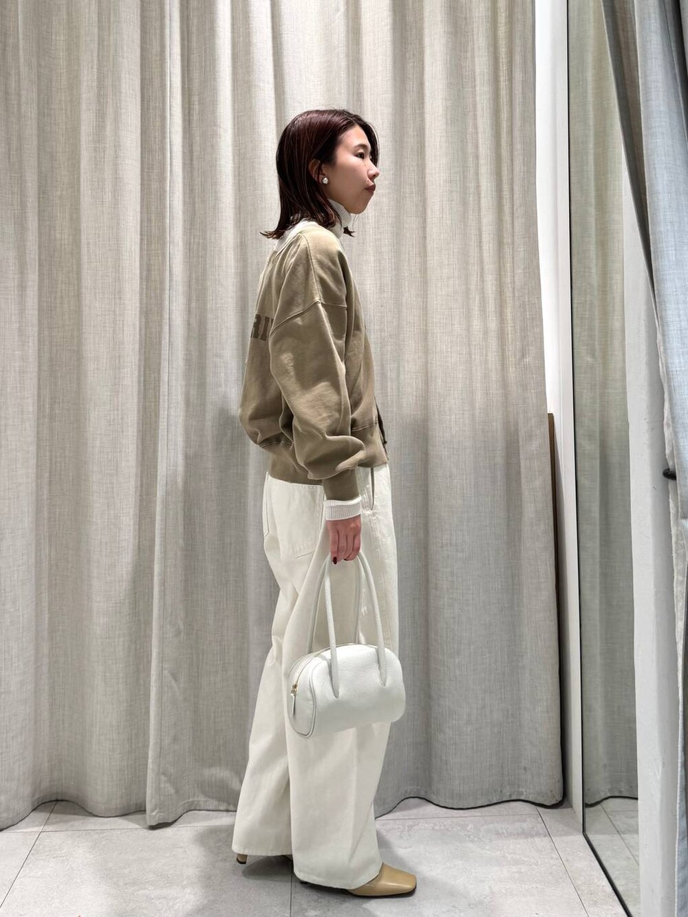 ホワイト系のニット/セーター、ホワイト系のその他パンツ、ベージュ系のカーディガン/ボレロを着用したレディースの冬コーディネートの5枚目の写真