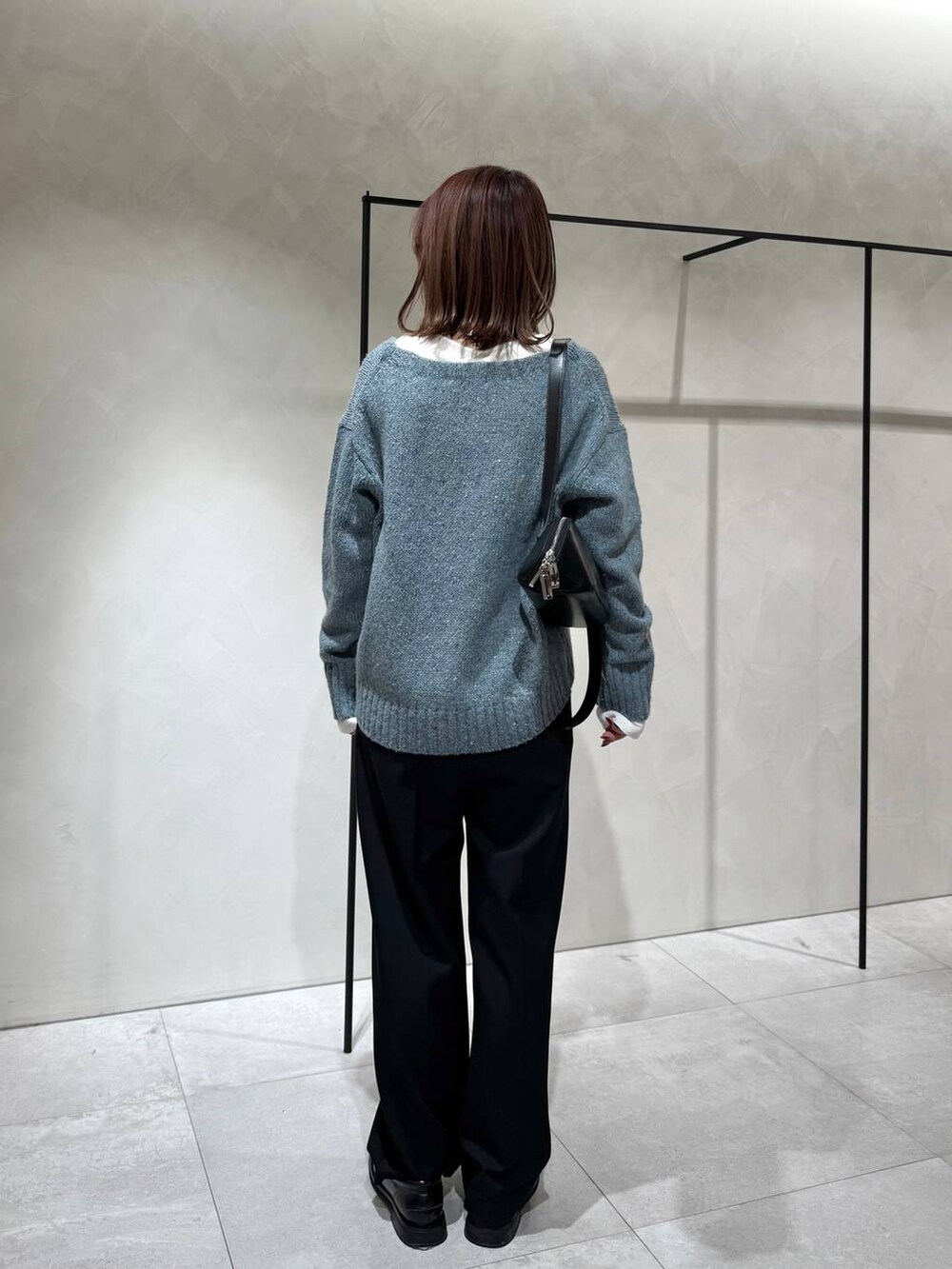 ホワイト系のTシャツ/カットソー、グレー系のその他アウター、ブラック系のその他パンツを着用したレディースの冬コーディネートの9枚目の写真