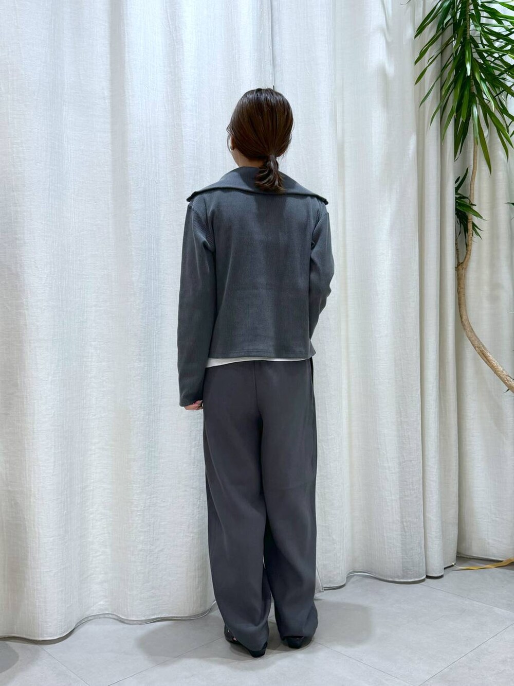 ホワイト系のTシャツ/カットソー、グレー系のTシャツ/カットソー、グレー系のその他パンツを着用したレディースの秋コーディネートの7枚目の写真