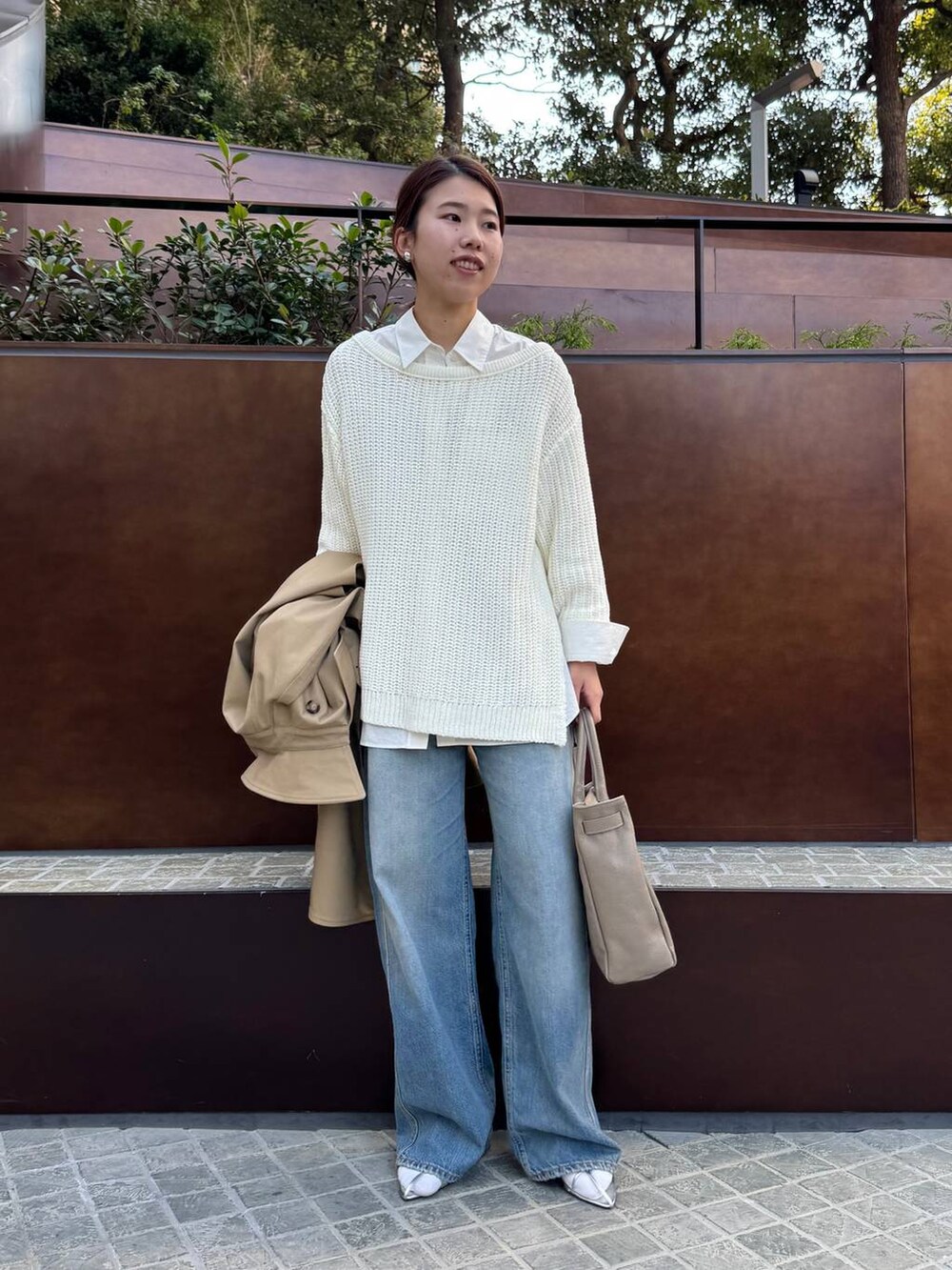 ブルー系のデニムパンツ、ホワイト系のニット/セーター、ホワイト系のシャツ/ブラウスを着用したレディースの春コーディネートの2枚目の写真