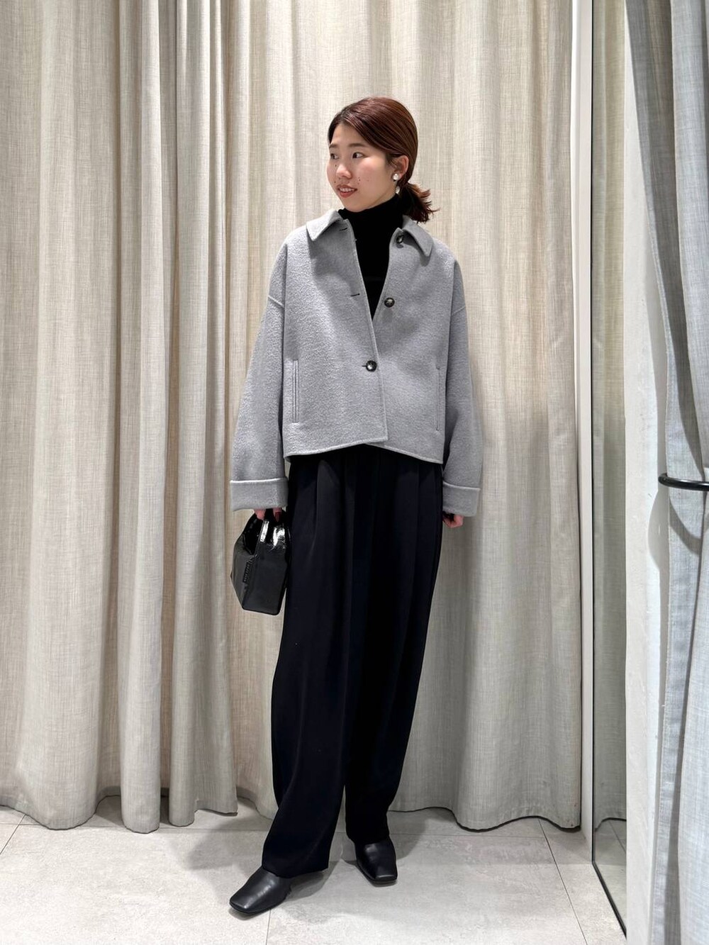 ブラック系のその他パンツ、ブラック系のニット/セーター、グレー系のその他アウターを着用したレディースの冬コーディネートの4枚目の写真