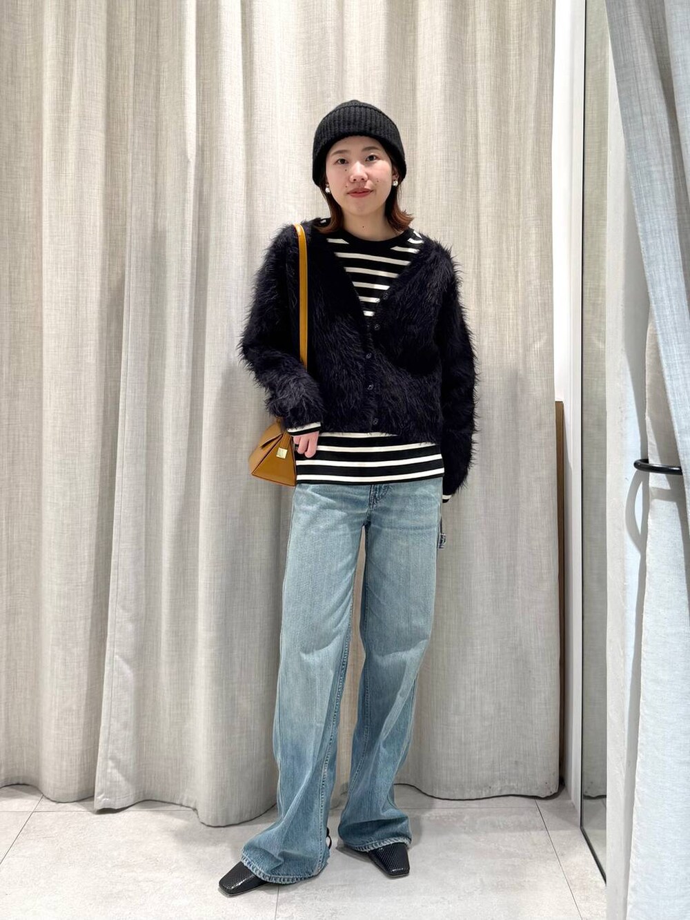 ブラック系のTシャツ/カットソー、グレー系のテーラードジャケット、ブルー系のカーディガン/ボレロを着用したレディースの冬コーディネートの8枚目の写真