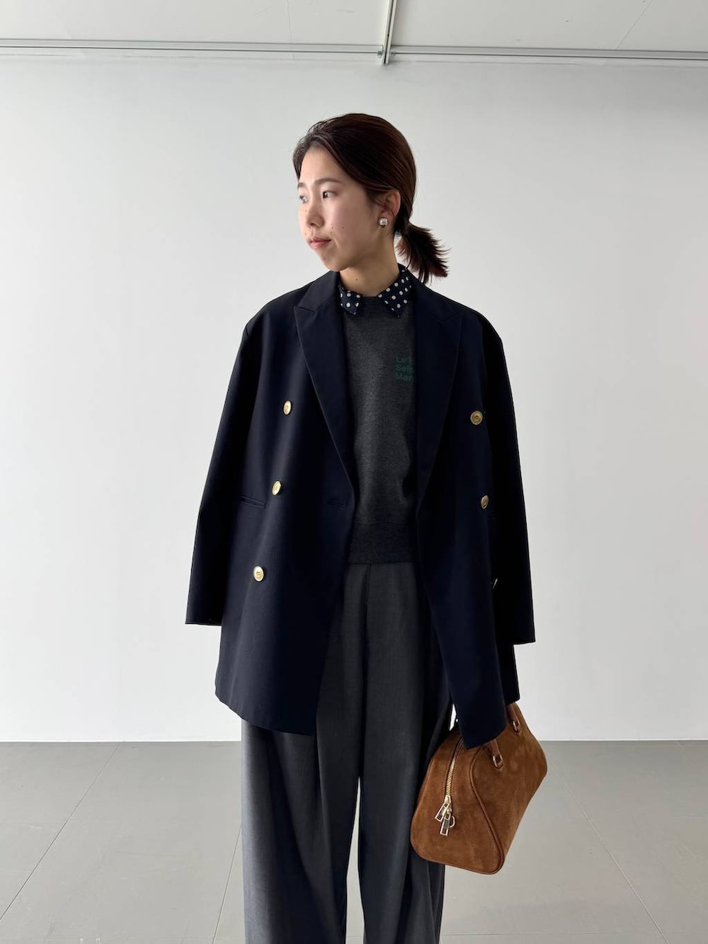 グレー系のその他パンツ、ブルー系のシャツ/ブラウス、ブルー系のテーラードジャケットを着用したレディースの冬コーディネートの6枚目の写真